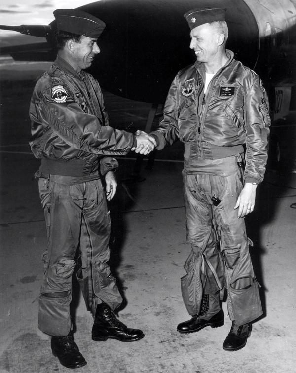 MA-1 dzsekiben kezet fog két amerikai pilóta